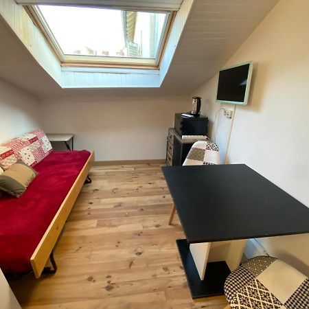Les Studios Meubles De L'Avenue Bouloumie Vittel Kültér fotó