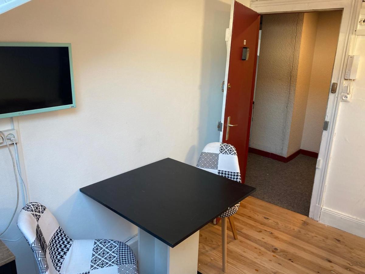 Les Studios Meubles De L'Avenue Bouloumie Vittel Kültér fotó